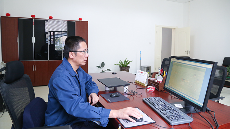 202103181616037343130717.jpg 肖云通過在線檢測系統(tǒng),分析選礦生產(chǎn)數(shù)據(jù).JPG