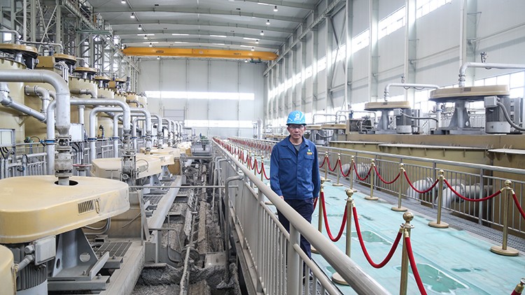 202103181616037370419473.jpg 肖云長期堅守在生產(chǎn)一線,帶頭推行領(lǐng)導(dǎo)值班制度.JPG