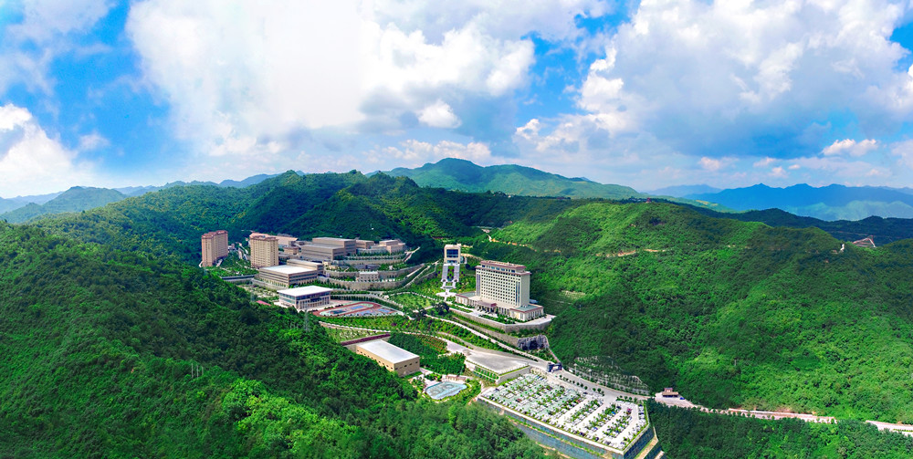 202206251656147280537725.jpg 圖1:綠樹(shù)掩映中的金徽礦業(yè)股份有限公司_副本.jpg