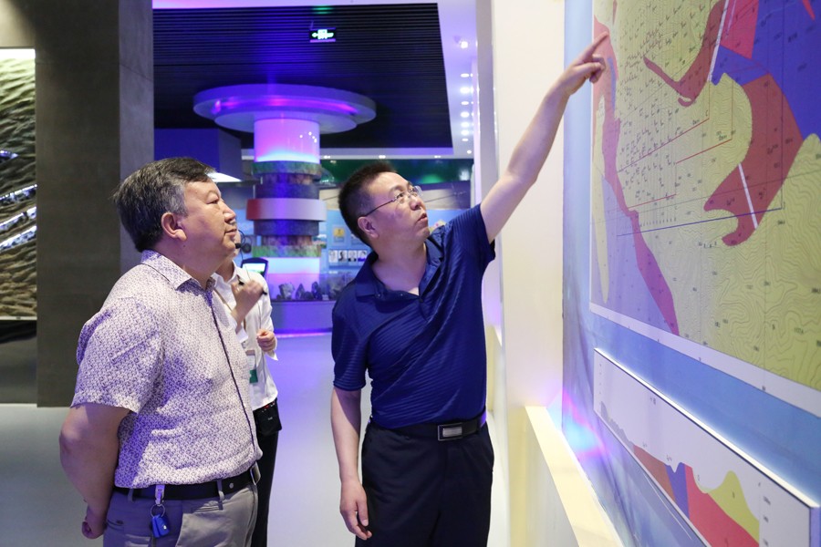 202406261719381893873351.jpg 52-2017年7月,時任省林業廳副廳長樊輝蒞臨檢查時強調:金徽股份的林地管理工作為全省林業資源管理工作樹立了典范。.jpg